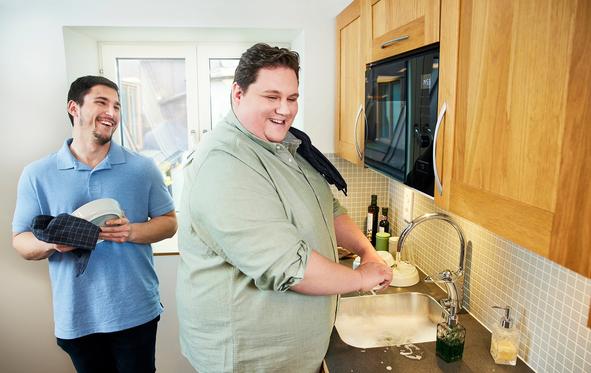 ผู้หญิงกําลังพูดคุยกับแพทย์