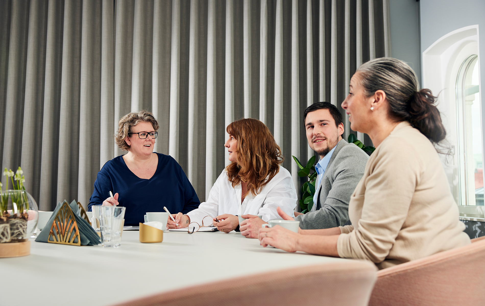 ผู้หญิงกําลังพูดคุยกับแพทย์